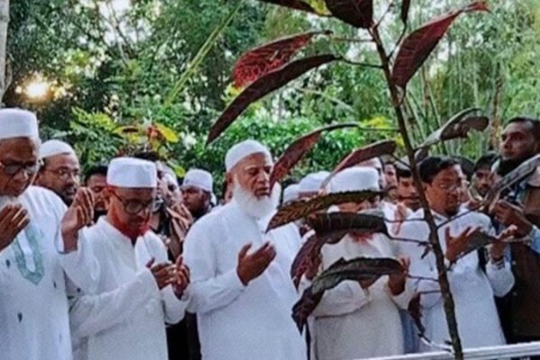 বগুড়ায় ১৯৬৯-এর শিক্ষ আন্দোলনের শহিদ আব্দুল মালেকের কবর জিয়ারত করলেন জামায়াত আমির