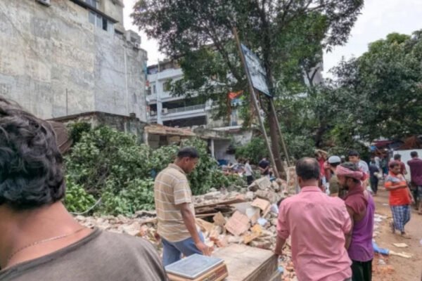 রাজধানীর মিরপুরে ঐতিহাসিক রাড্ডা ক্লিনিকে বর্বরোচিত হামলা, ভাঙচুর ও লুটপাটের ঘটনায় চারজনকে গ্রেপ্তার করেছে পুলিশ: ঘটনাস্থলে পুলিশ উপস্থিত থাকার কথা স্বীকার করলেন ওসি