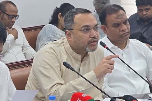 জাতীয় পর্যায়ে গুণী শিক্ষক সম্মাননা ১২ থেকে বাড়িয়ে ১০০ জনে উন্নীত করার ঘোষণা শিক্ষা উপদেষ্টা ড. মাহ্‌দী আমিনের