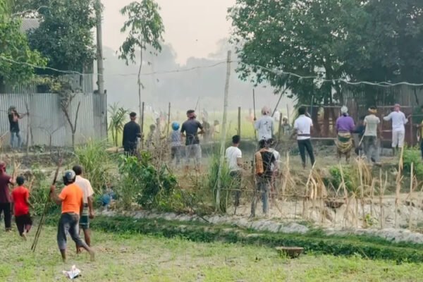 সংবাদ সারাদিন ডেস্কব্রাহ্মণবাড়িয়ায় আধিপত্য বিস্তার নিয়ে রক্তক্ষয়ী সংঘর্ষ: টেঁটাযুদ্ধে ১ জন নিহত, গুলিবিদ্ধসহ আহত ১৫সংবাদ সারাদিন ডেস্ক