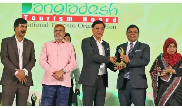 টেকসই পর্যটনে উদ্ভাবনী উদ্যোগের স্বীকৃতি, পুরস্কার পেলেন শাখাওয়াত হোসেন