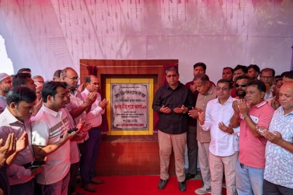 ‘আমরাও চাই হাসিনা আসুক, দেশের মানুষ তাঁর বিচার দেখতে চায়’: মীর শাহে আলম