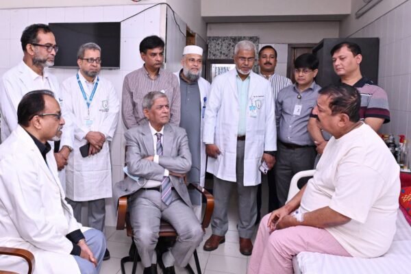 হাসপাতালে ভূমিমন্ত্রী মিজানুর রহমান মিনুকে দেখতে গেলেন রাষ্ট্রপতি