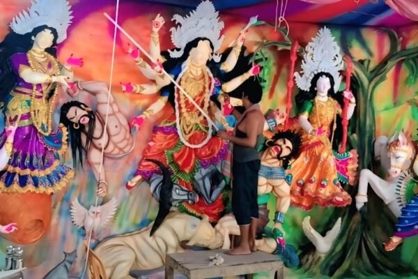 দুর্গাপূজার শেষ প্রস্তুতিতে ব্যস্ত নড়াইল, ৫৪৩ মণ্ডপে উৎসবের আয়োজন