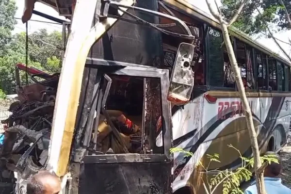 নাটোরে বাস-ট্রাকের মুখোমুখি সংঘর্ষে নিহত ১৪, শনাক্ত আটজনের পরিচয়; অতিরিক্ত যাত্রীর অভিযোগ